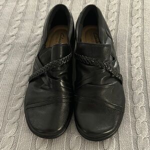 Clarks Size 7.5 Black Leather Braided Slip-Ons